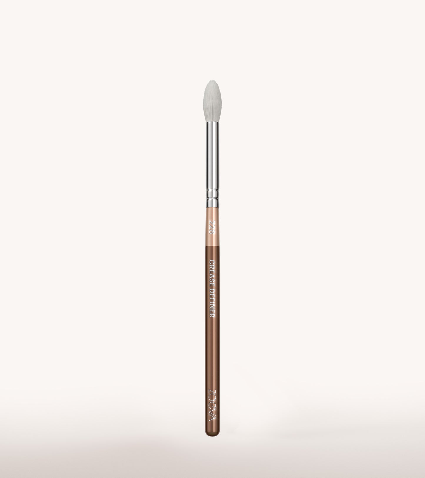 https://zoevacosmetics.eu/cdn/shop/products/zoeva-228-crease-definer-brush-light-chocolate_1445x.jpg?v=1674489369